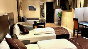 Exclusive-Studiosuite | Allergikerbettwaren, Zimmersafe, Schreibtisch