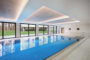 Una piscina cubierta