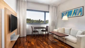 Junior-sviitti, 1 makuuhuone | Ylelliset vuodevaatteet, minibaari, tallelokero huoneessa, työpöytä