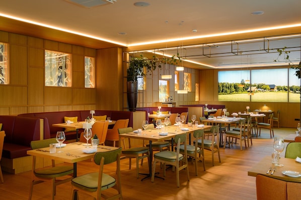 2 restaurants, breakfast served