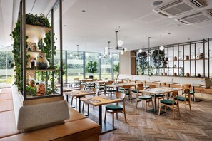 2 restaurantes, se sirve desayuno