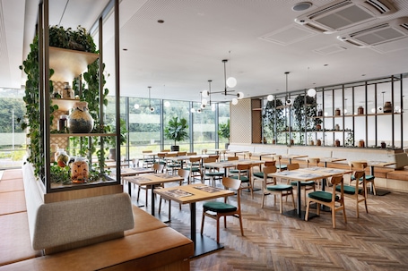 2 restaurants, breakfast served. Four Points by Sheraton Ljubljana Mons