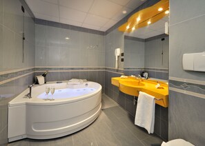A modern bathroom with a large bathtub, dual sinks, and a mirror. - Blu Hotel, Sure Hotel Collection by Best Western (Collegno)