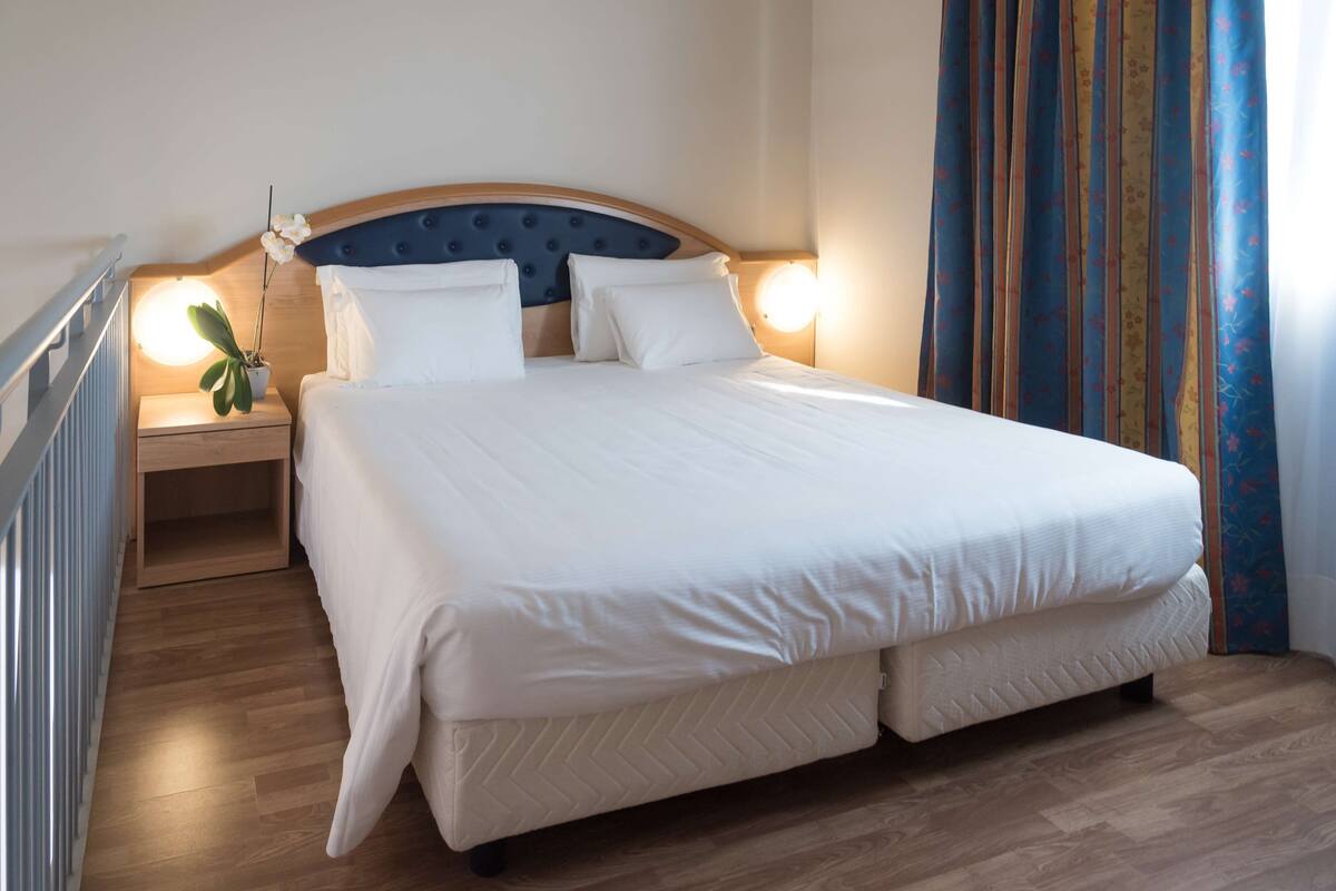 junior suite, 1 queen bed with sofa bed, kitchenette (with sofabed) | down duvets, in-room safe, desk, laptop workspace