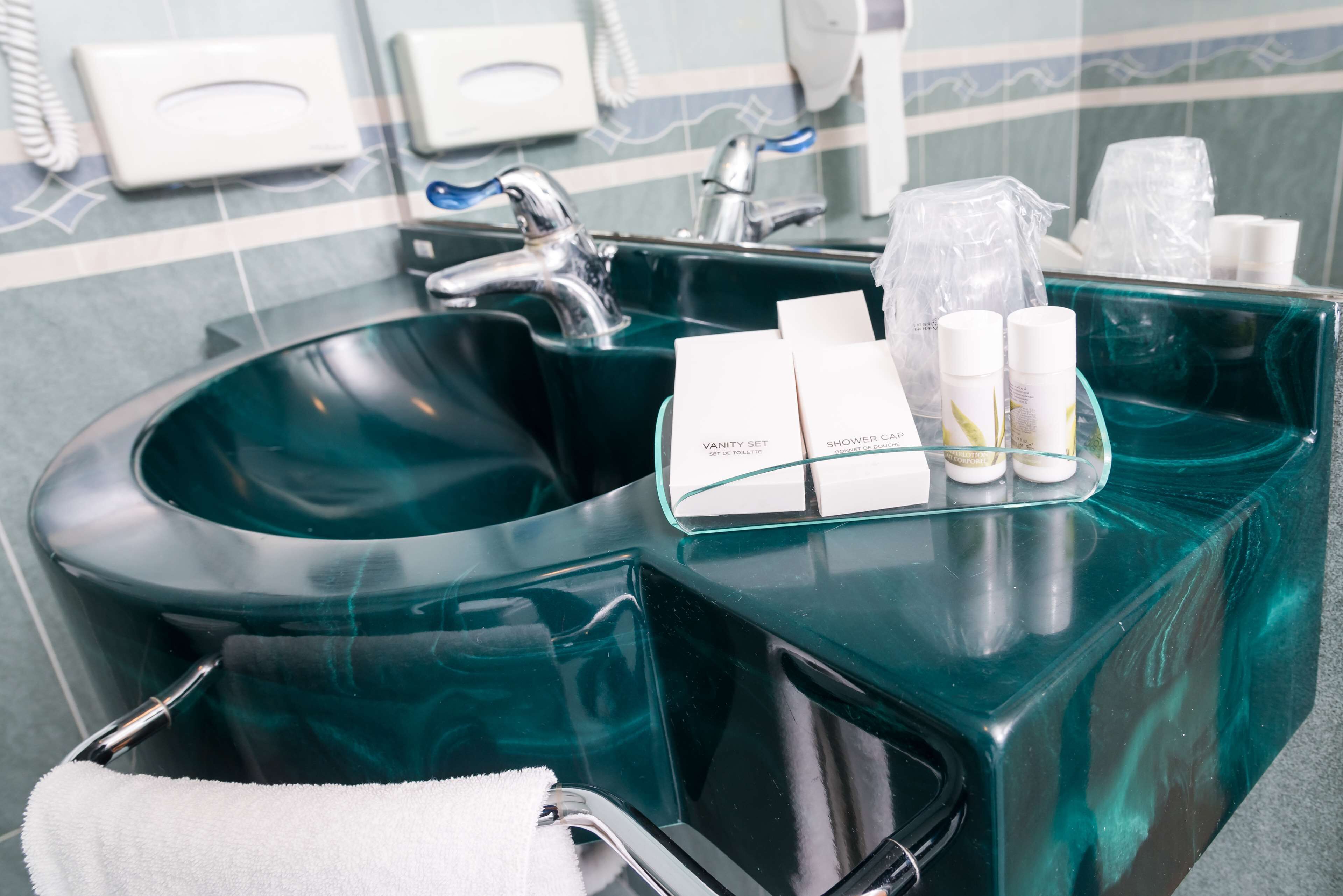 family room, 1 queen bed with sofa bed (with sofabed) | bathroom | shower, free toiletries, hair dryer, bidet