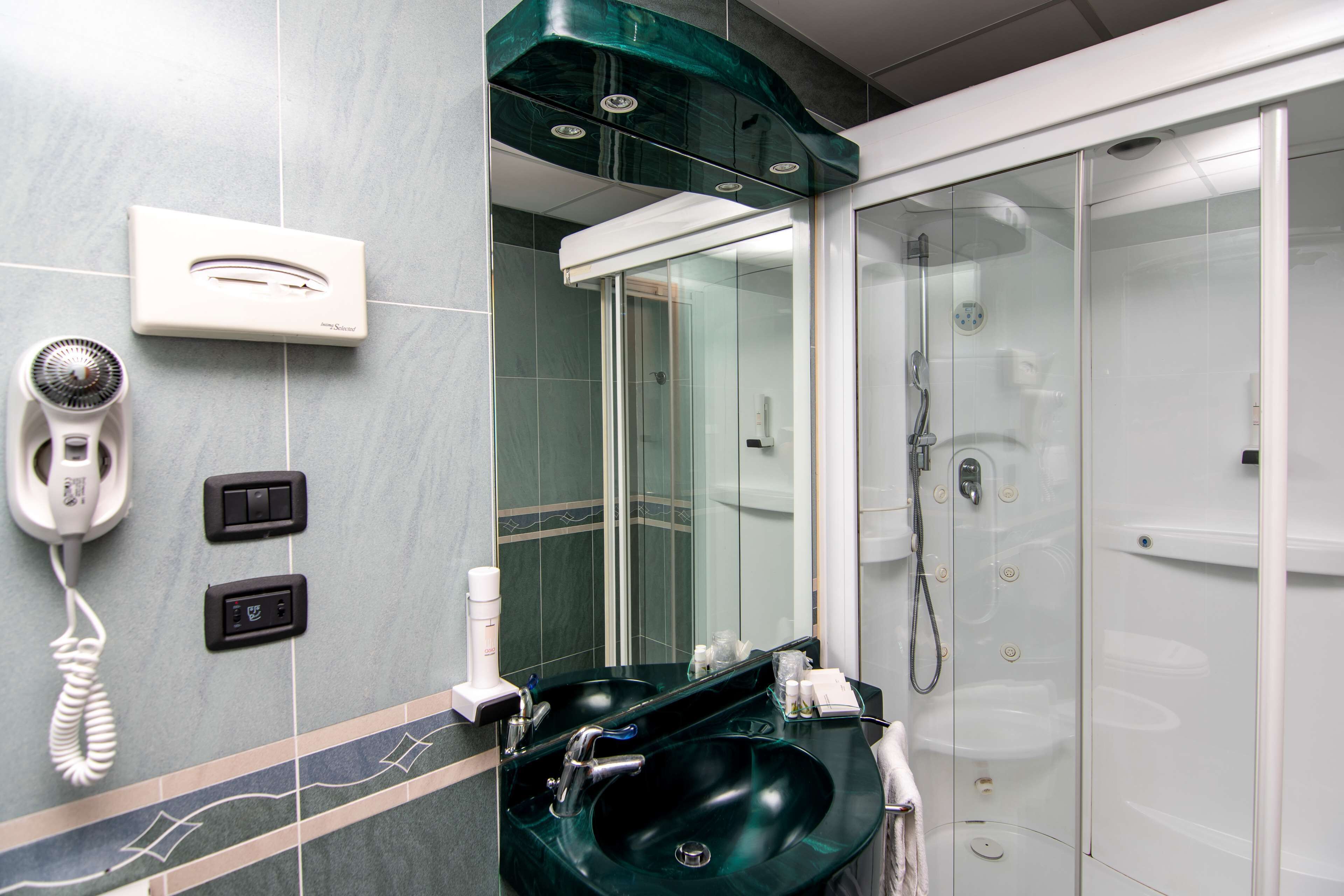 junior suite, 1 queen bed with sofa bed, kitchenette (with sofabed) | bathroom | shower, free toiletries, hair dryer, bidet