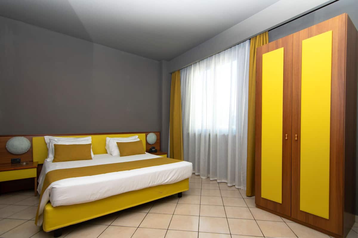 Chambre Deluxe, 1 grand lit | Couette en duvet, coffre-fort, bureau