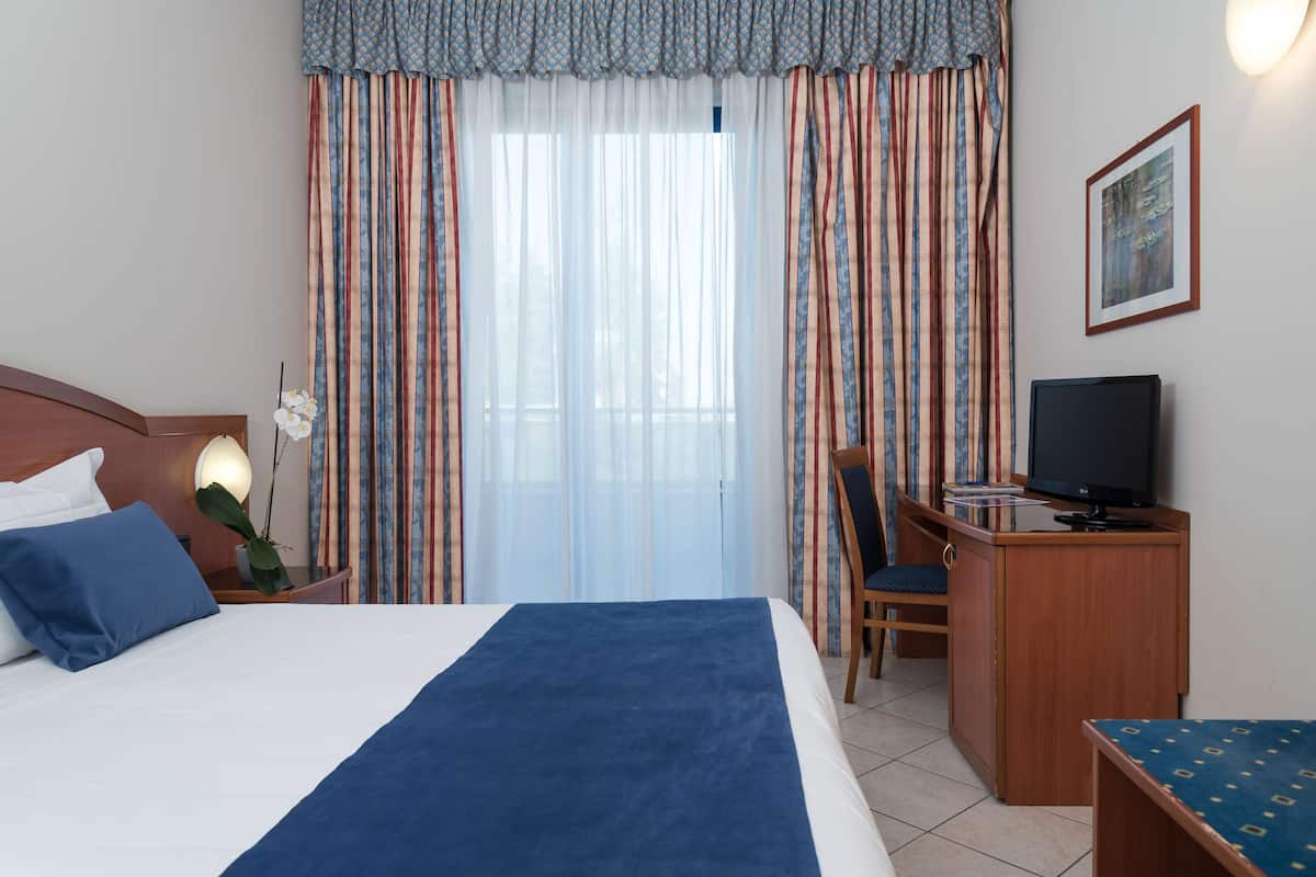 Couette en duvet, coffre-fort, bureau