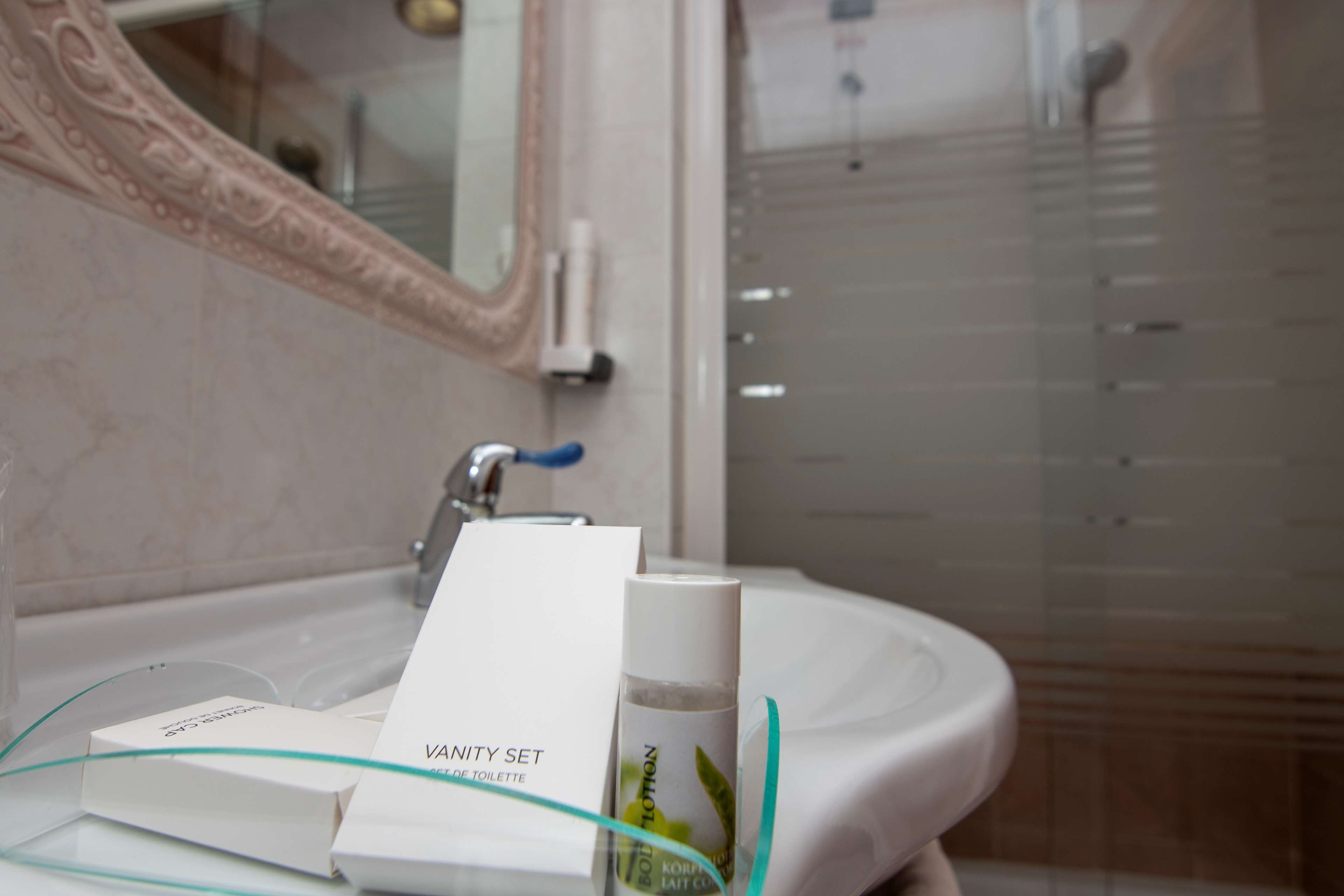 junior suite, 1 queen bed with sofa bed, kitchenette (with sofabed) | bathroom | shower, free toiletries, hair dryer, bidet