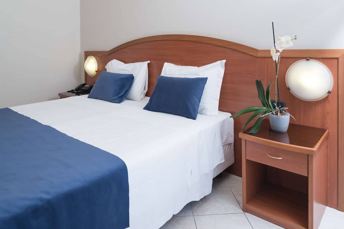Couette en duvet, coffre-fort, bureau