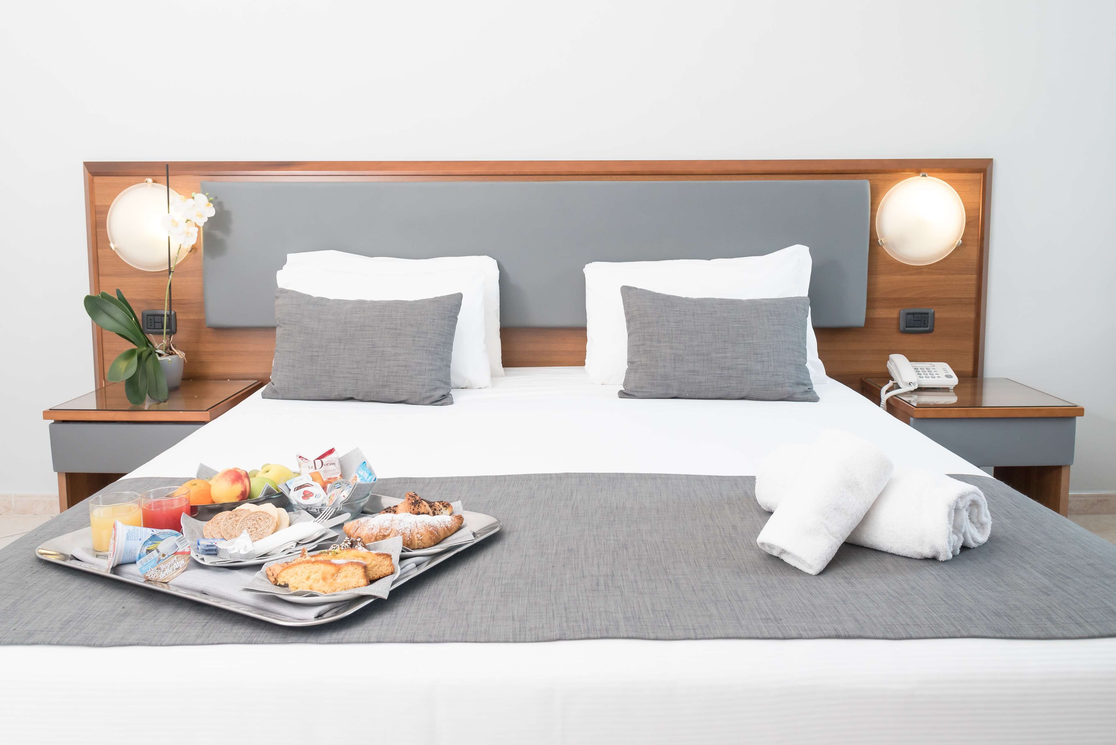 deluxe room, 1 queen bed | down duvets, in-room safe, desk, laptop workspace