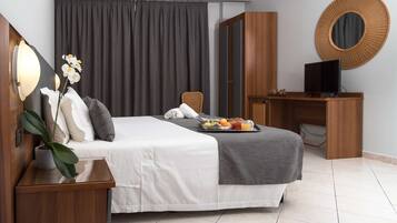 Family Room, 1 Queen Bed with Sofa bed (with Sofabed) | Bathroom | Shower, free toiletries, hair dryer, bidet