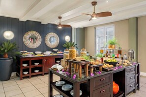 Daily buffet breakfast for a fee - Protea Hotel by Marriott Nelspruit (Mbombela)