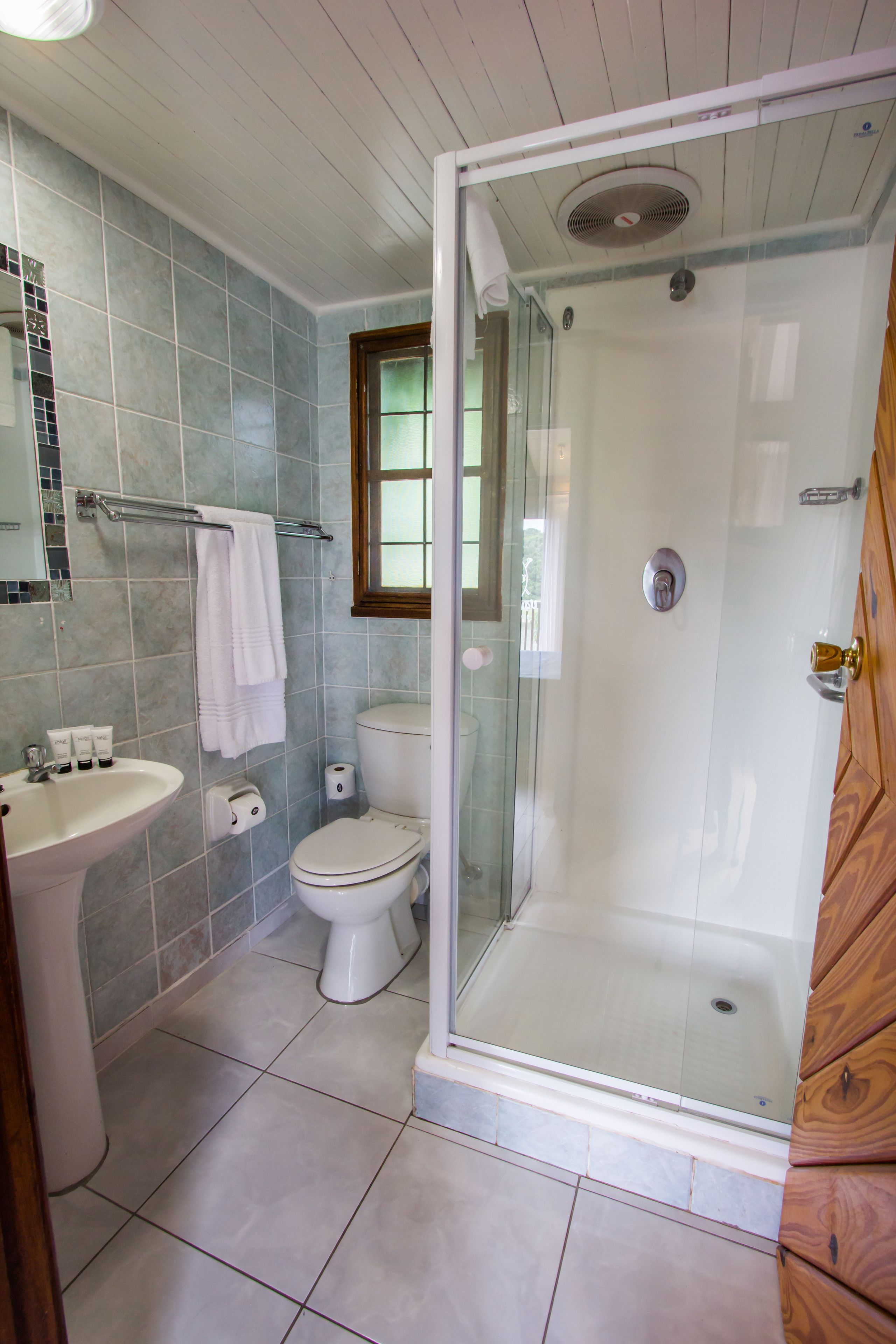 chalet, 2 double beds, lake view | bathroom | shower, free toiletries, hair dryer, towels