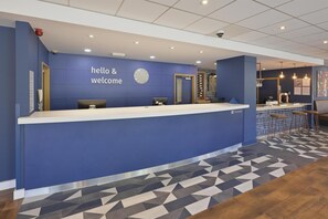 Reception - Travelodge Manchester Ancoats Hotel (Manchester)