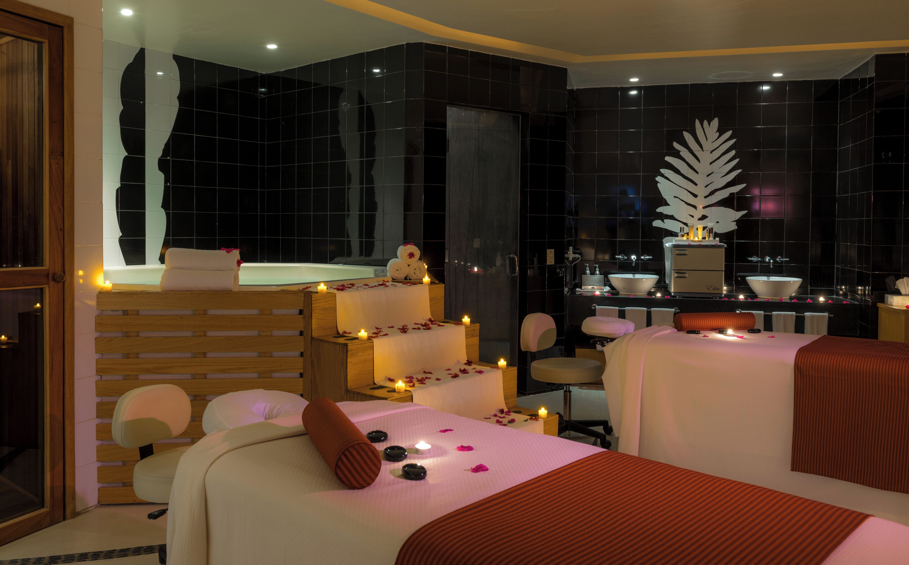 Couples treatment rooms, sauna, hot tub, steam room, hot springs