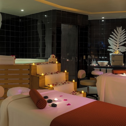 Couples treatment rooms, sauna, hot tub, steam room, hot springs