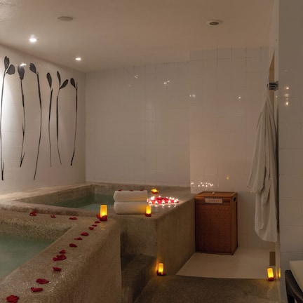 Couples treatment rooms, sauna, hot tub, steam room, hot springs