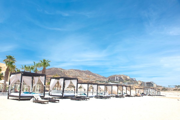 Playa privada, playa de arena blanca y camas de playa (con cargo)