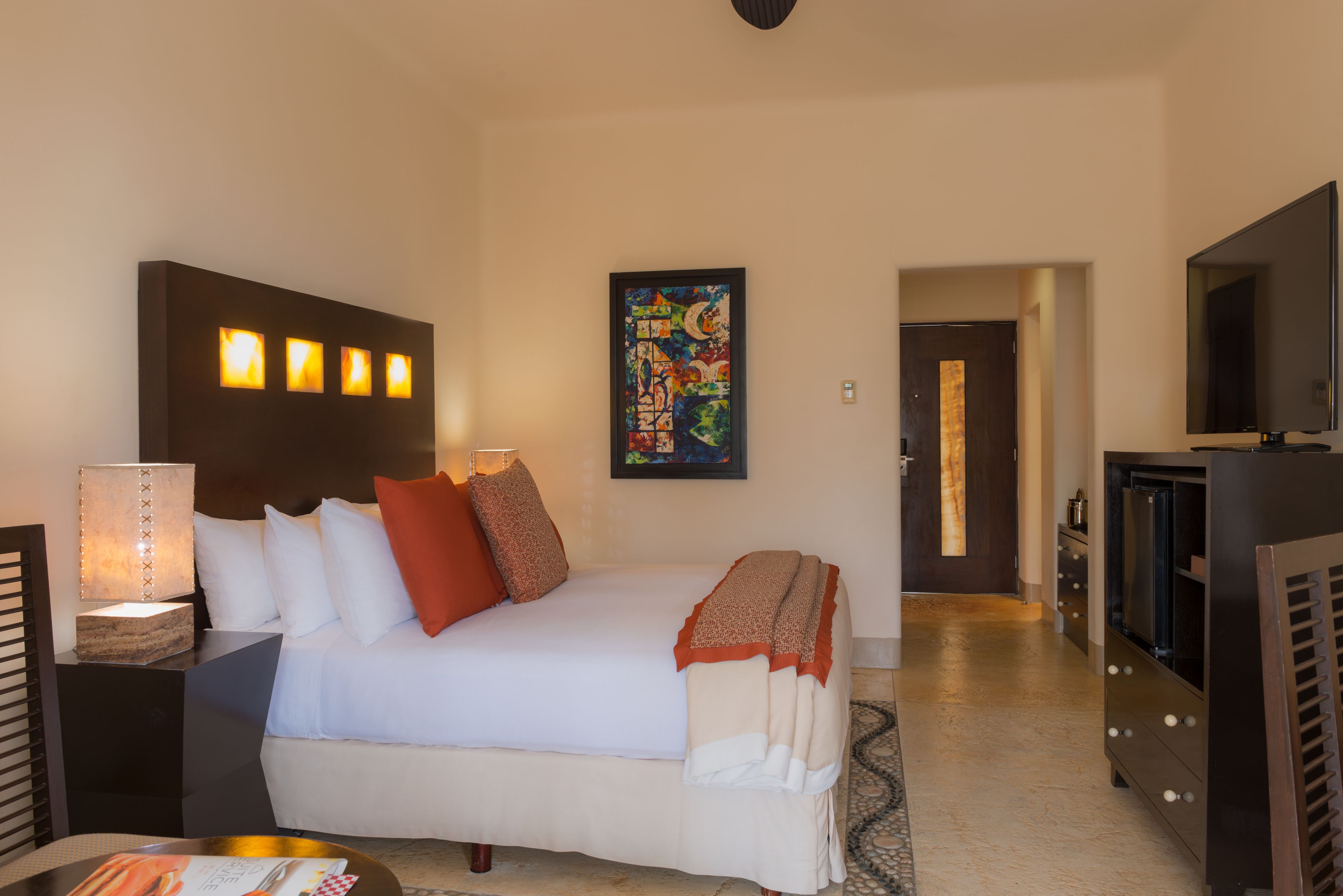 Premium bedding, down comforters, pillowtop beds, minibar (free items)