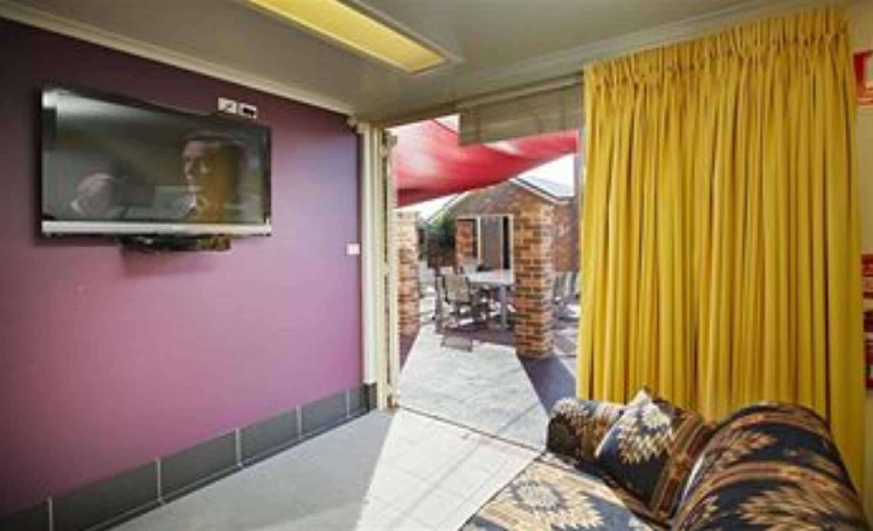 Studio | Area keluarga | Televisi LCD 46-inci dengan saluran TV satelit, TV, dan pemutar DVD