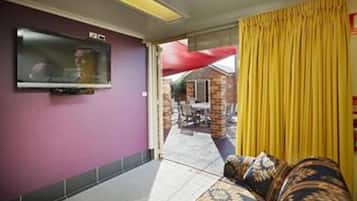 Studio | Wohnbereich | 46-Zoll-LCD-Fernseher mit Satellitenempfang, Fernseher, DVD-Player