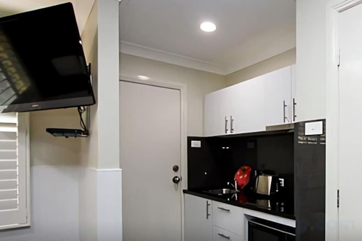 Private kitchen | Coffee/tea maker, full-size fridge, microwave, electric kettle