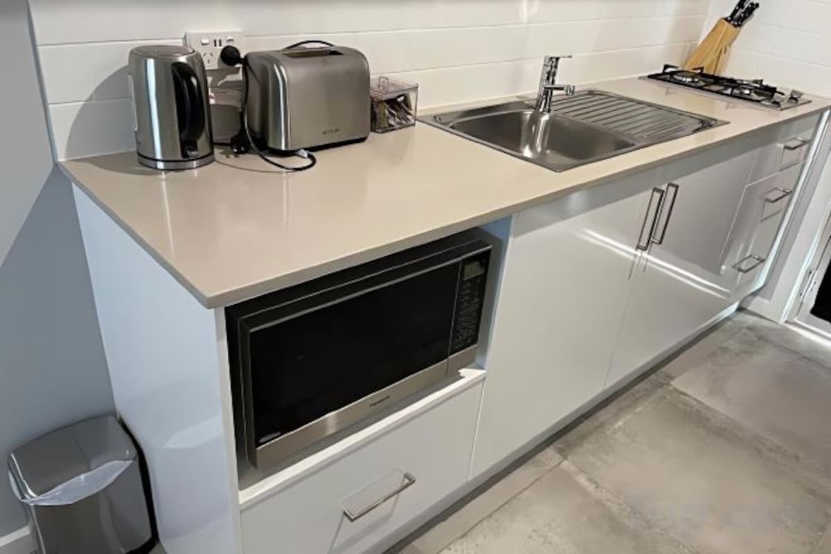 Private kitchen | Coffee/tea maker, full-size fridge, microwave, electric kettle