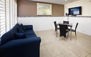 Leilighet – standard, 1 soverom | Oppholdsrom | En 46-tommers LCD-TV med Parabol-TV samt TV og DVD-spiller