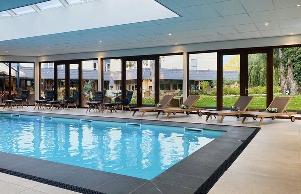Indoor pool, pool loungers