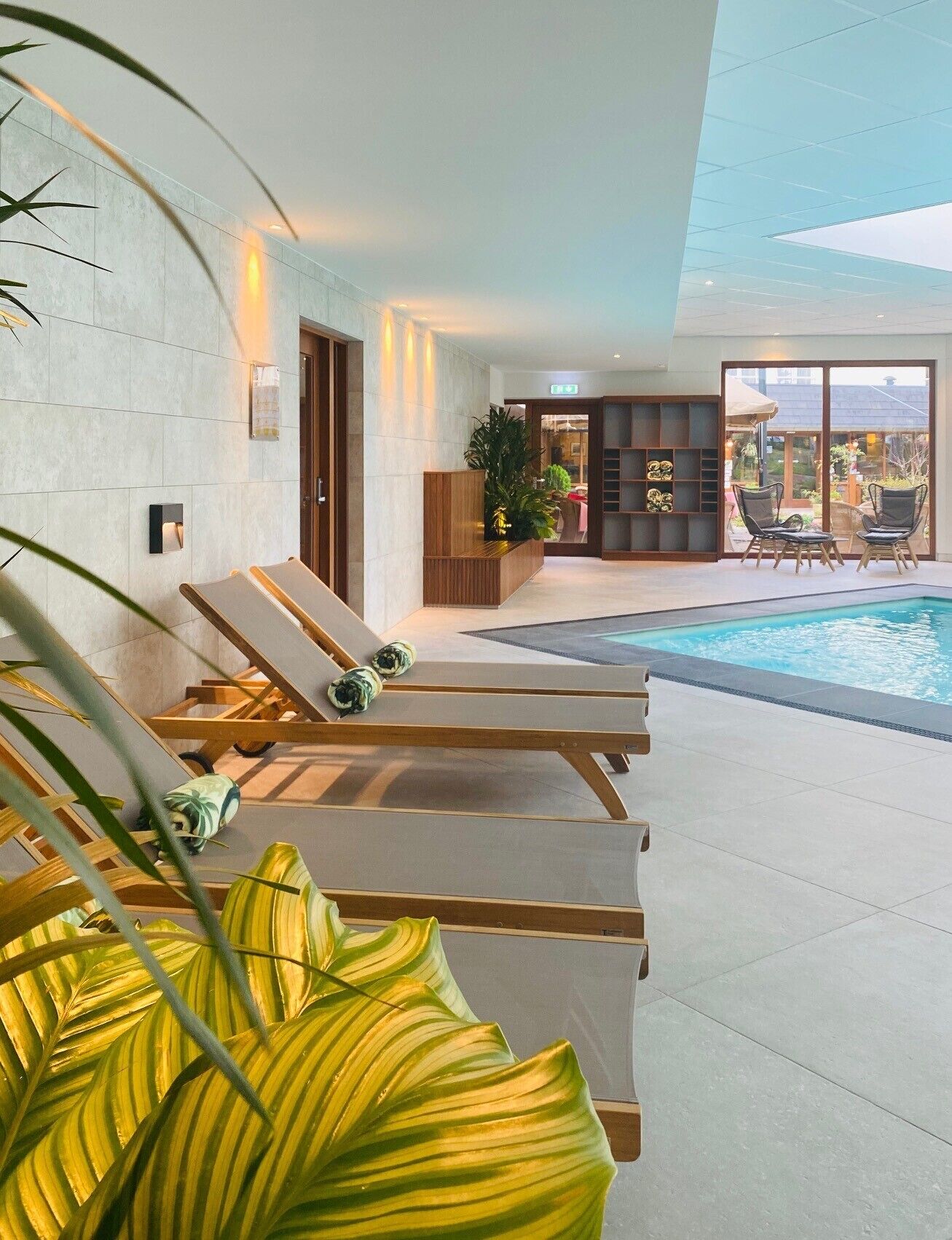 Indoor pool, sun loungers