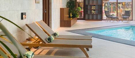 Kolam renang indoor, dengan kursi berjemur