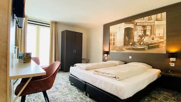 1 slaapkamer, donzen dekbedden, een kluis op de kamer, een bureau