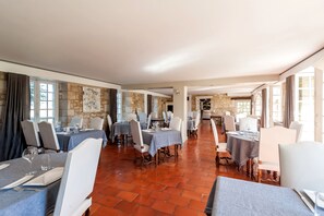 Frokost, lunsj og middag serveres, franske retter, uteservering 