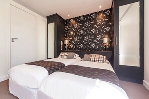 Tomannsrom – superior | Minibar, skrivebord og barnesenger (inkludert)