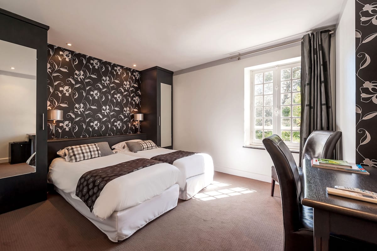 superior twin room | minibar, desk, free cots/infant beds, rollaway beds