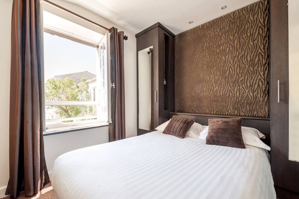 double room | minibar, desk, free cots/infant beds, rollaway beds