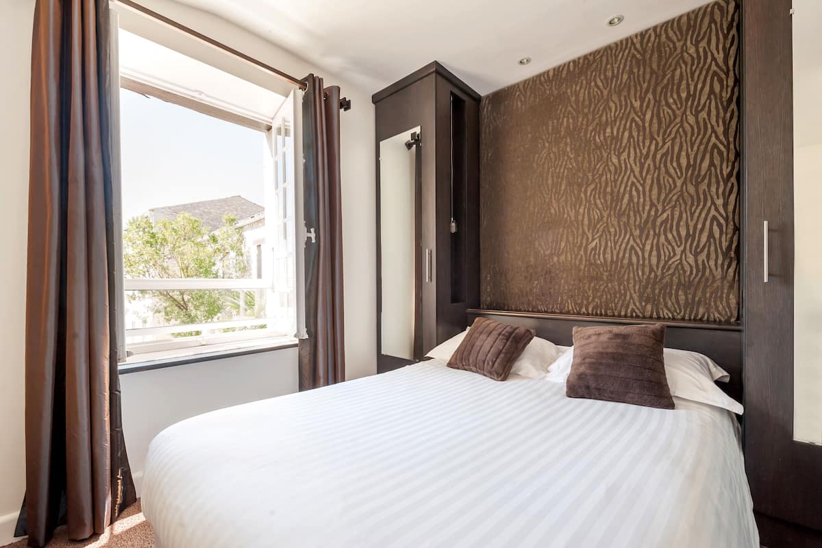 Double Room | Minibar, desk, free cribs/infant beds, rollaway beds