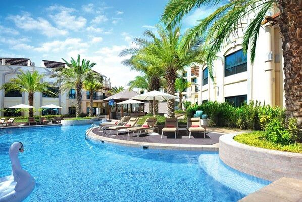 迷你吧、客房内保险箱、办公桌、笔记本电脑工作区