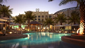 Bagian depan properti - sore/malam