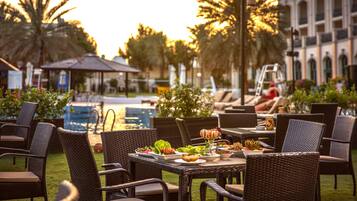 5 restaurants; breakfast, lunch, dinner and brunch served