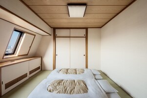 Escritorio, cortinas blackout y tabla de planchar con plancha 