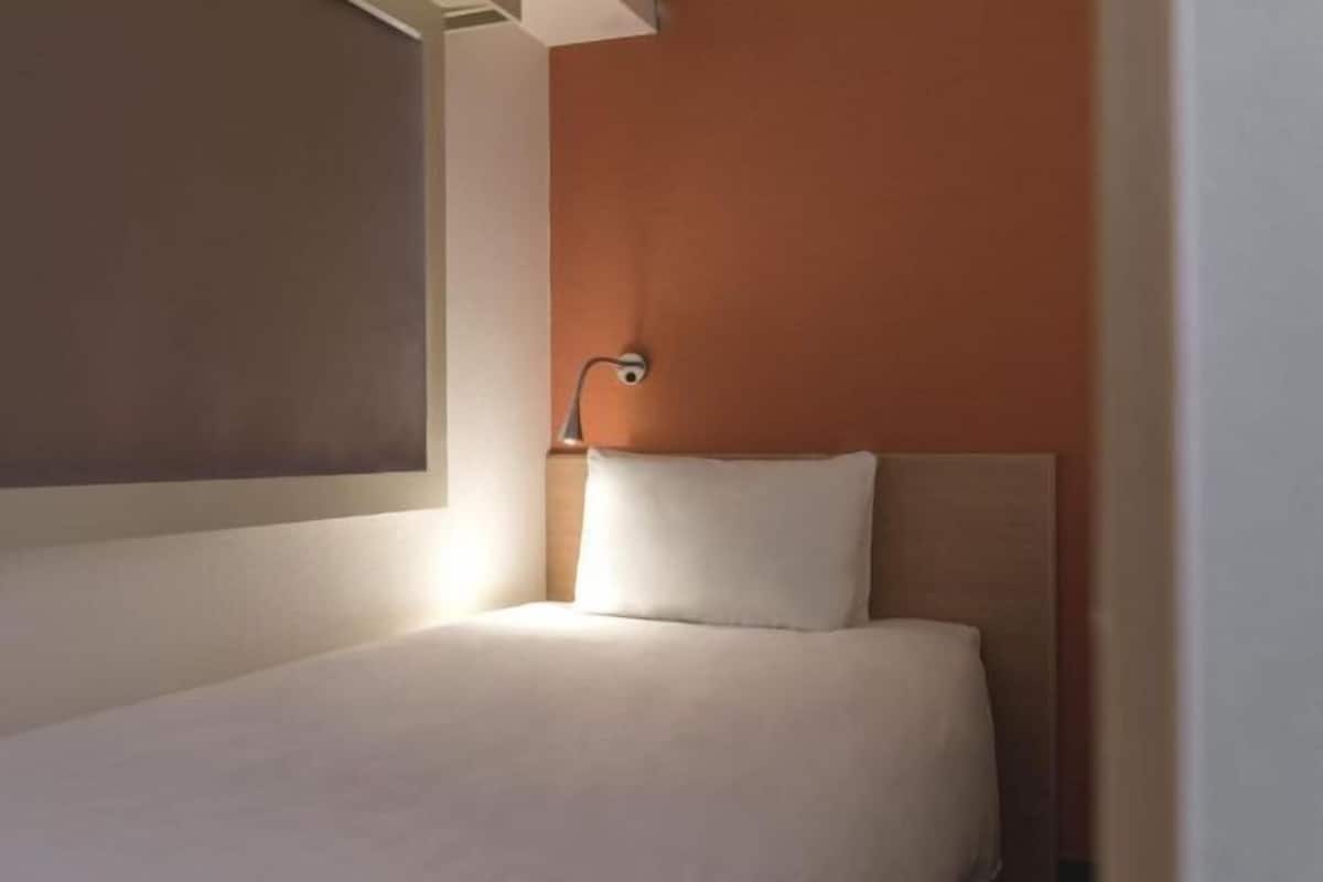 Escritorio, cortinas blackout y tabla de planchar con plancha