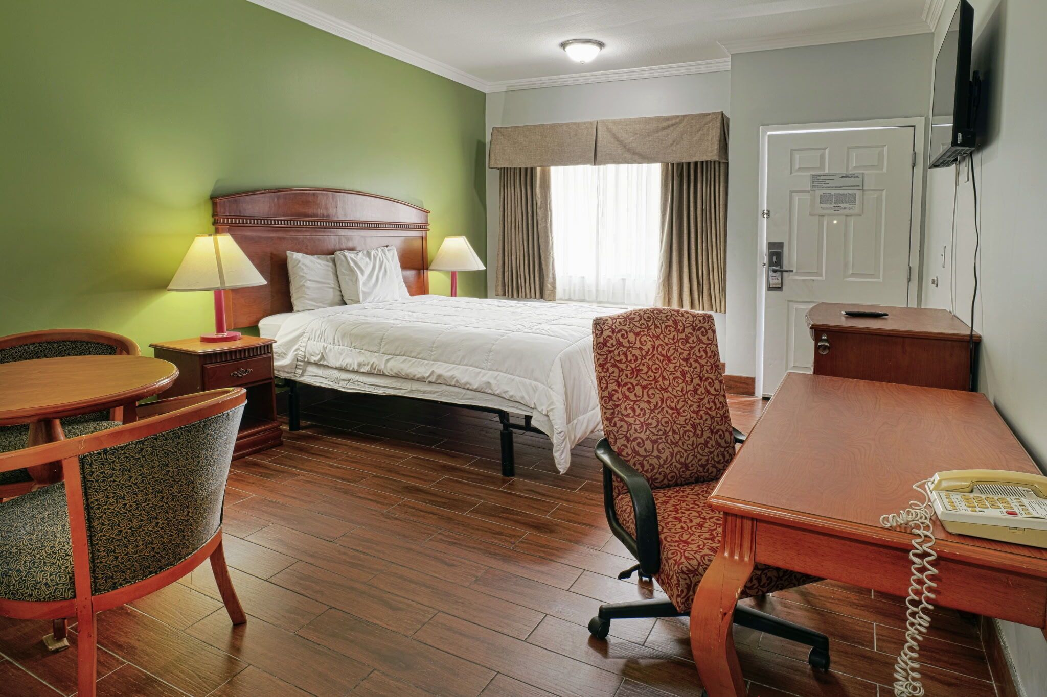 Deluxe Room, 1 King Bed, Non Smoking | Desk, laptop workspace, iron/ironing board, free WiFi