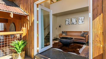 高級寢具、羽絨被、書桌、熨斗/熨衫板