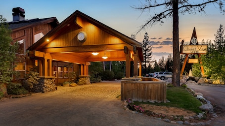 Fachada da propriedade à noite. Chalet View Lodge