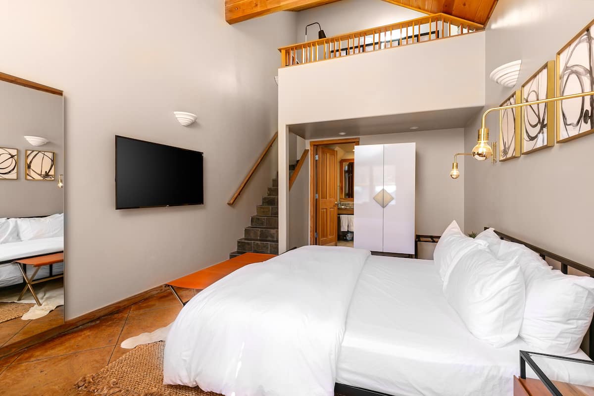 Premium bedding, down duvets, desk, iron/ironing board