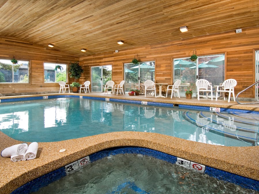 Innendørsbasseng og sesongbasert utendørsbasseng