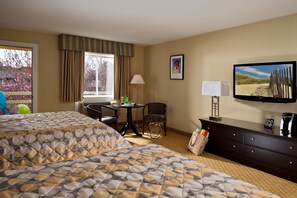 Chambre Deluxe, 2 grands lits | Fer et planche à repasser, accès au Wi-Fi (inclus), literie fournie