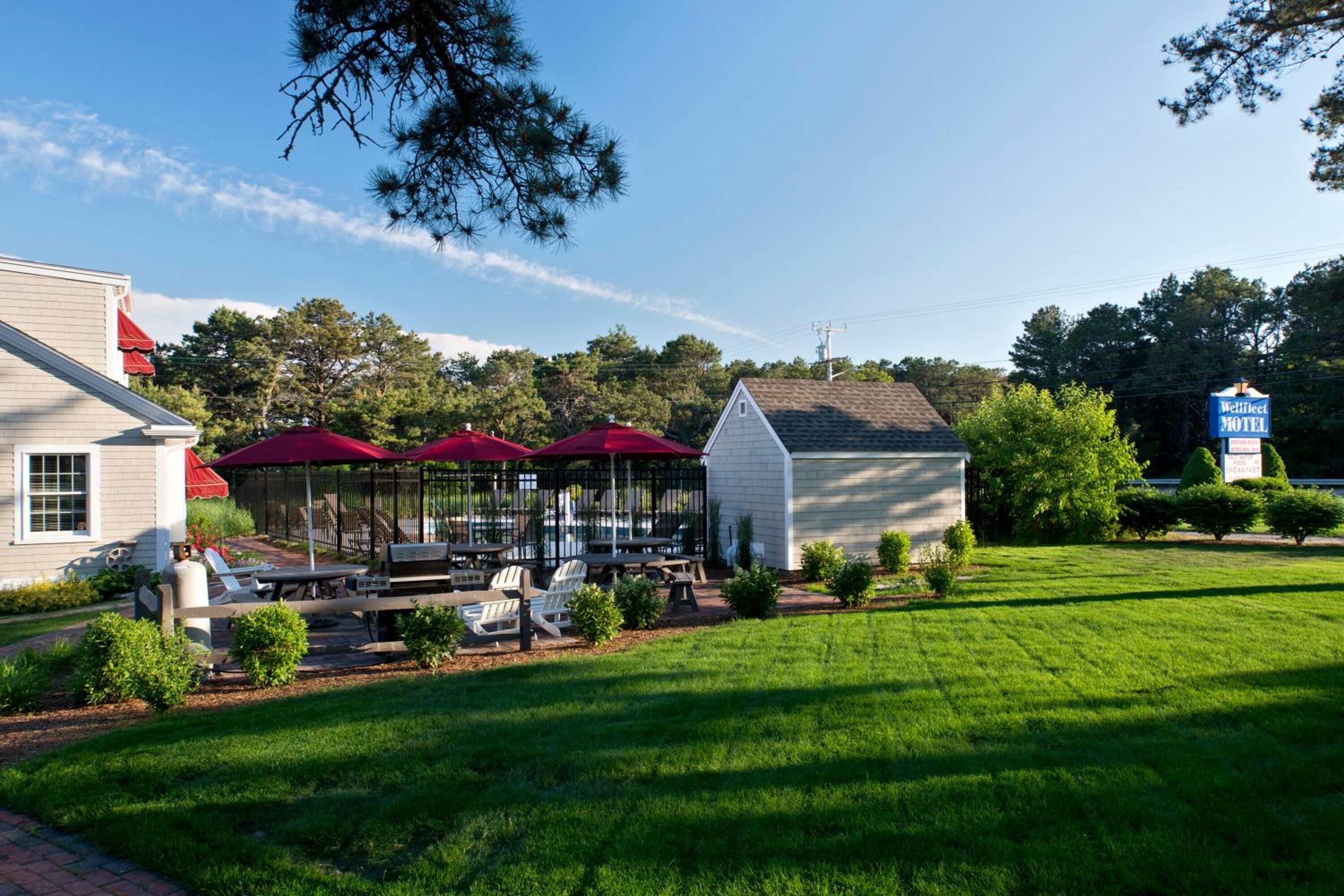 Un motel doté d’une terrasse, d’une pelouse bien entretenue et offrant une vue sur un ciel dégagé.